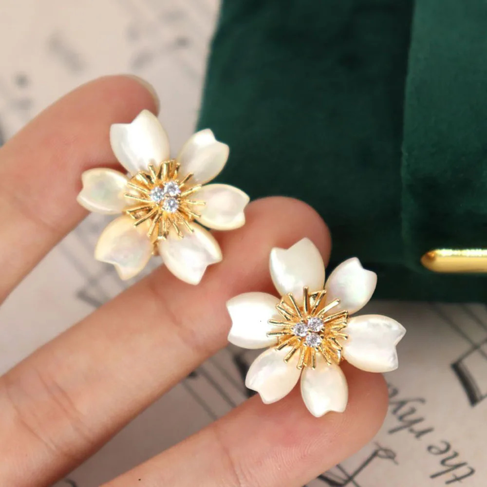 Trendy Sunflower Stud Earrings Copper Plated 18K Gold Light Jewellery Girls Fashion Gift Anniversary 241220
