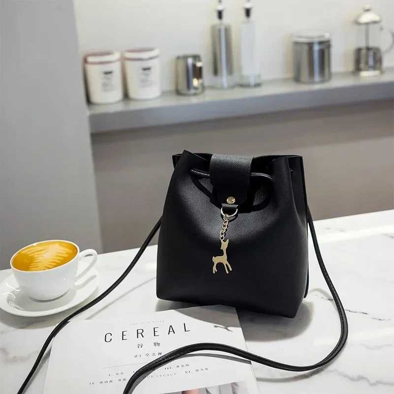 Vintage Deer Tassel Crossbody Bucket Bag PU Leather Luxury Female Shoulder Drstring Bag Solid Fn Crossbody Messenger HandbagXJ241225