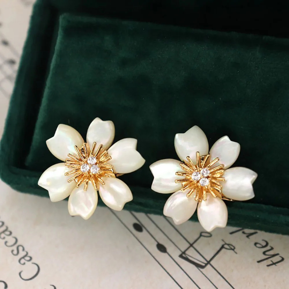Trendy Sunflower Stud Earrings Copper Plated 18K Gold Light Jewellery Girls Fashion Gift Anniversary 241220