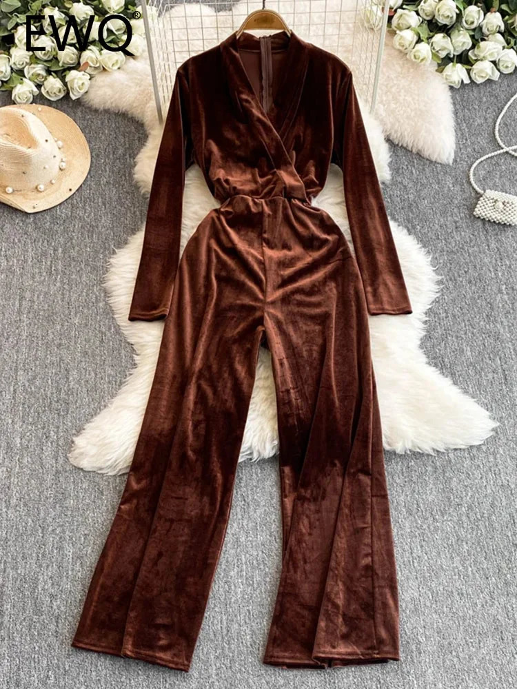 EWQ Winter Elegant Velvet Jumpsuit V-neck Strap Cinched Waist Slimming Minimalist High Waisted Wide Leg Jumpsuits 27X1844 241224