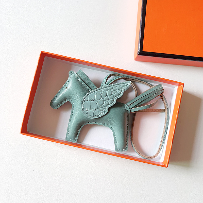 key chains woman Designer Key chain ring Accessories Fashion Pony Backpack Hand sewn real alligator skin Angel Pegasus keychain car pendant 111