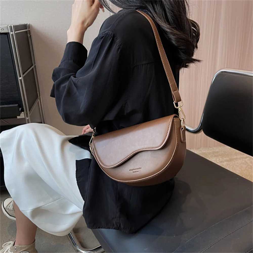 Women Vintage Solid Color Pu Leather Crossbody Bag With Stylish Wide Shoulder Strap Shoulder Bag Small Saddle Armpit Bag BolsaXJ241225
