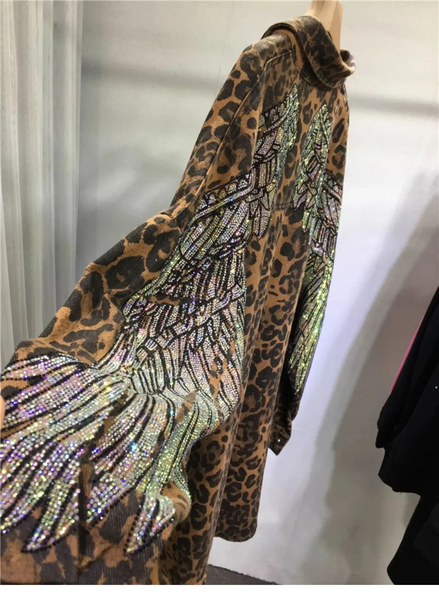 Unisex Diamonds Beaded Wings Denim Shirt Jacket Drilling Leopard Printed Thick Jeans Coat Medium Long Cardigan Tops 241223