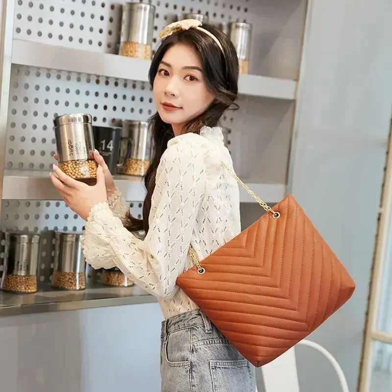 Womens Exquisite Shopping Bag Large Capacity Shoulder Bags High Quality Pu Leather Handbag Ladies Wild Bags Purses and HandbagsXJ241225