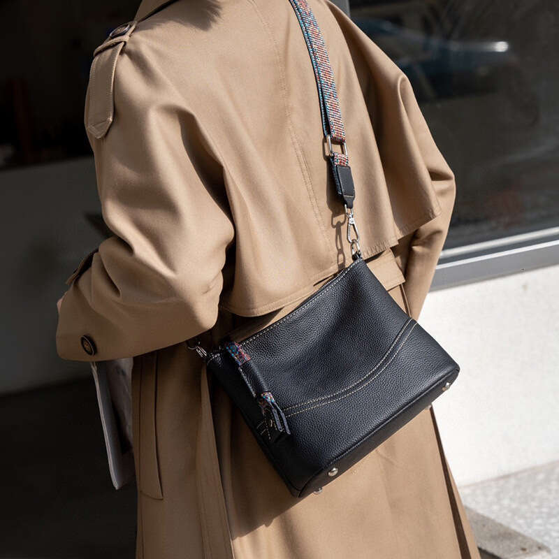 Genuine leather women's 2024 new top layer cowhide shoulder handbag Korean high-end feeling versatile crossbody bucket bag