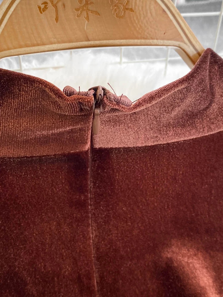 EWQ Winter Elegant Velvet Jumpsuit V-neck Strap Cinched Waist Slimming Minimalist High Waisted Wide Leg Jumpsuits 27X1844 241224