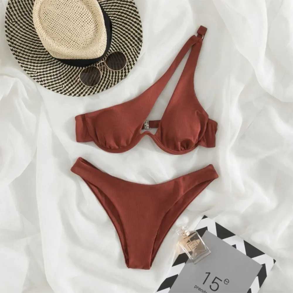2024 Multi Color Sexy Triangle Bikini Swimsuit One Shoulder Underwire Split Womens Solid Beach Style Bikini SwimsuitW241225