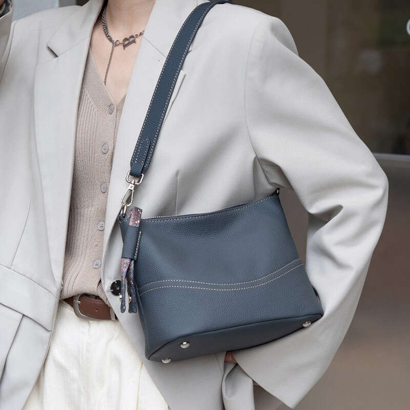 Genuine leather women's 2024 new top layer cowhide shoulder handbag Korean high-end feeling versatile crossbody bucket bag