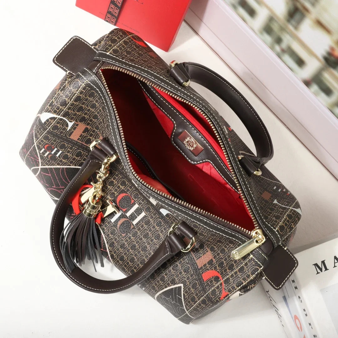 A Pvc Cartoon Patterned Pillow Bag And Handbag Suitable For Women's Daily Travel Storage