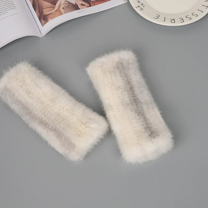 2024 Style Top Quality Womens 100% Winter Warm Real Mink Fur Knitted Half Finger Gloves Girls Typing Mittens 241225ww
