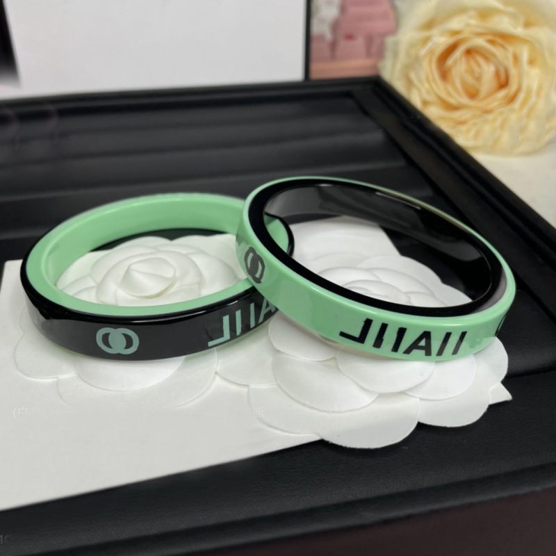 Womens Classic Style Bangle Cartoon Color Acrylic Bracelet Spring Boutique Jewelry High Quality Fashion Love Gift Accessories