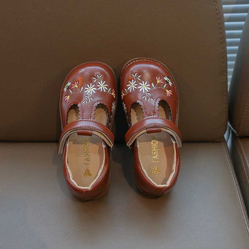 Athletic Outdoor Girls Embroidered Flowers Small Leather Shoes Dark Brown in Small Kid Baby Princess Shoes Autumn Models Beige Girls Single Shoes H241