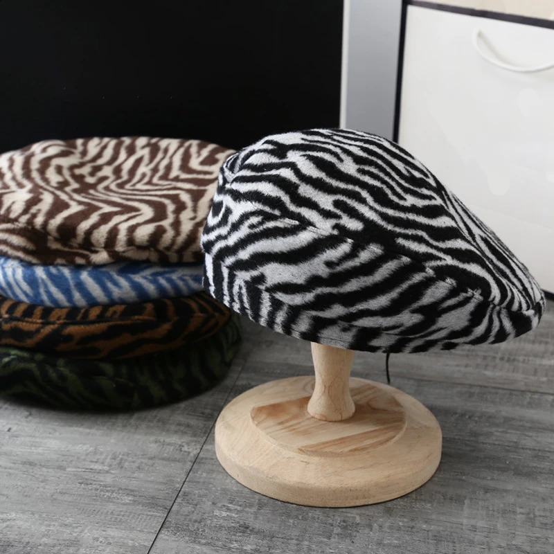 Korean Striped Beret Autumn Winter Plush Warm Berets Zebra Pattern Short Brim Caps Personalized Leopard Print Street Painter Hat 241226