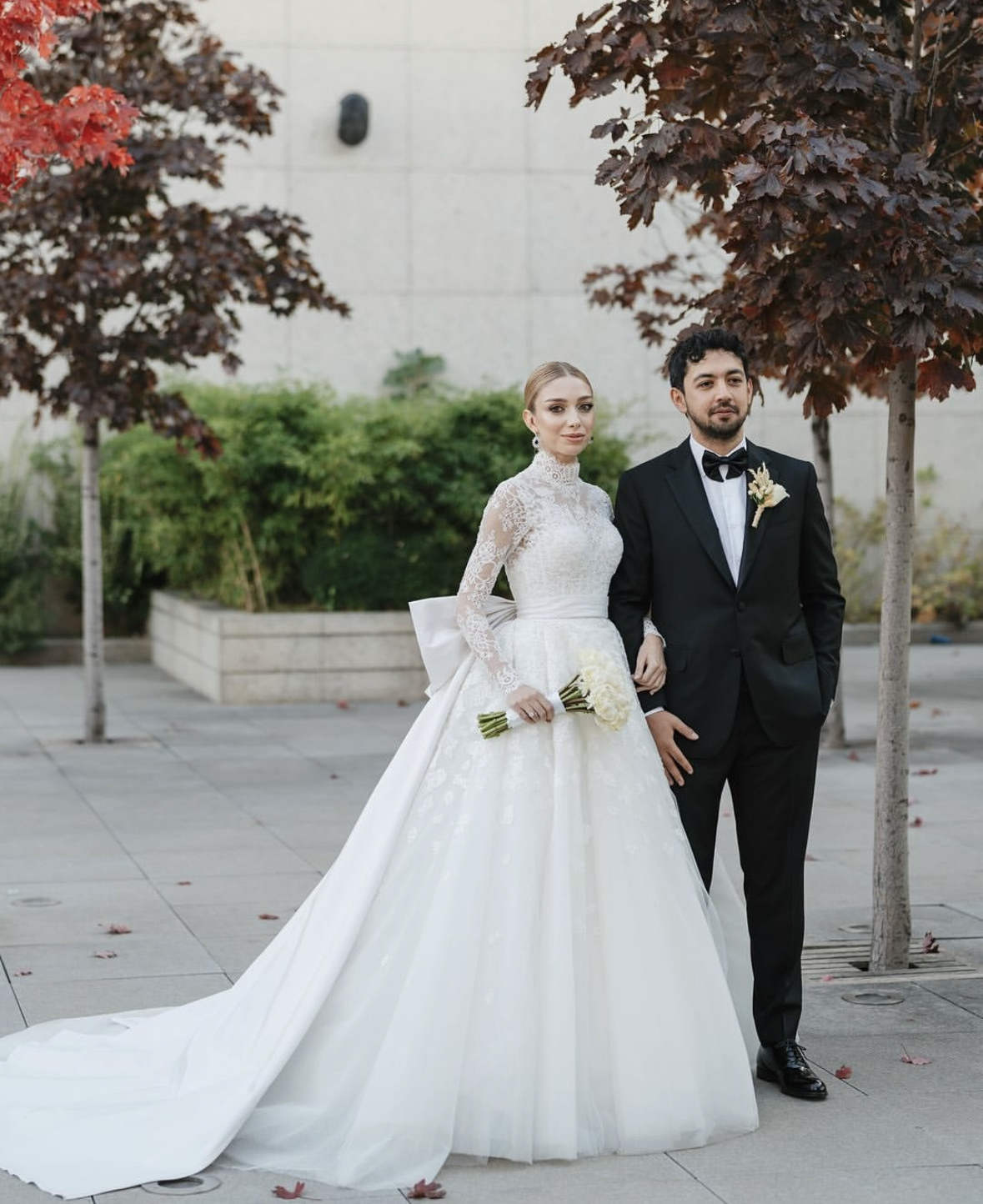 Long Sleeves Princess Wedding Dresses With Bow Back Lace Appliques High Neck Elegant Bridal Gowns Ivory Pretty Robe De Mariee 2025