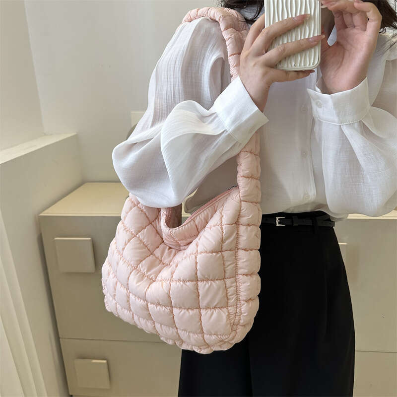Wrinkle Fashion This Year's Trendy Shoulder Women's Summer New Casual Large Capacity Underarm Tote Bag