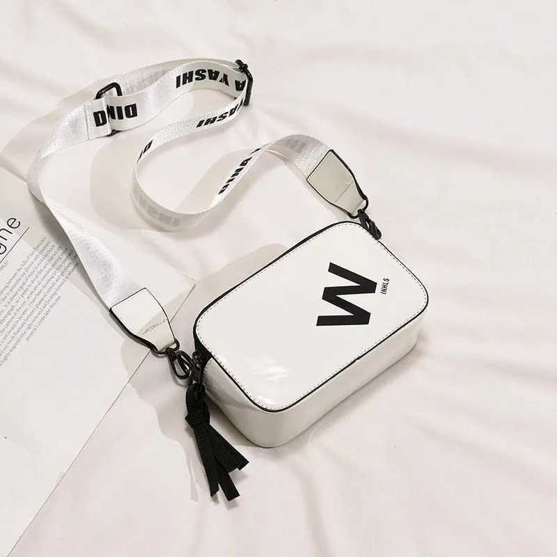 New Fiable Letter Small Square Bag Versatile Commuter Shoulder Bag Wern Style Crossbody BagXJ241225