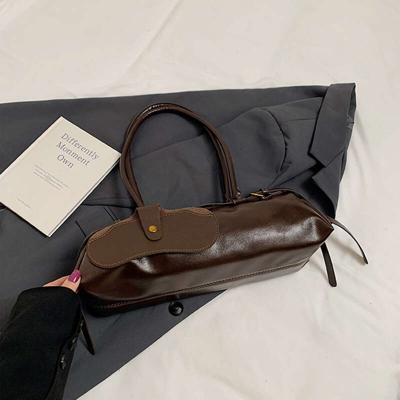 Autumn and winter British niche oil wax leather touch hand-held bag, fashionable commuting armpit single shoulder women's bag