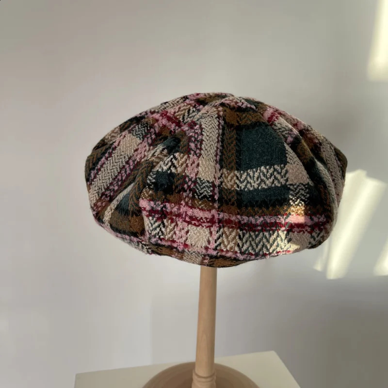 INS Christmas Green Woolen Plaid Berets Caps for Women Winter Warm Octagonal Hat Street Shooting Wild Painter Hats 241226