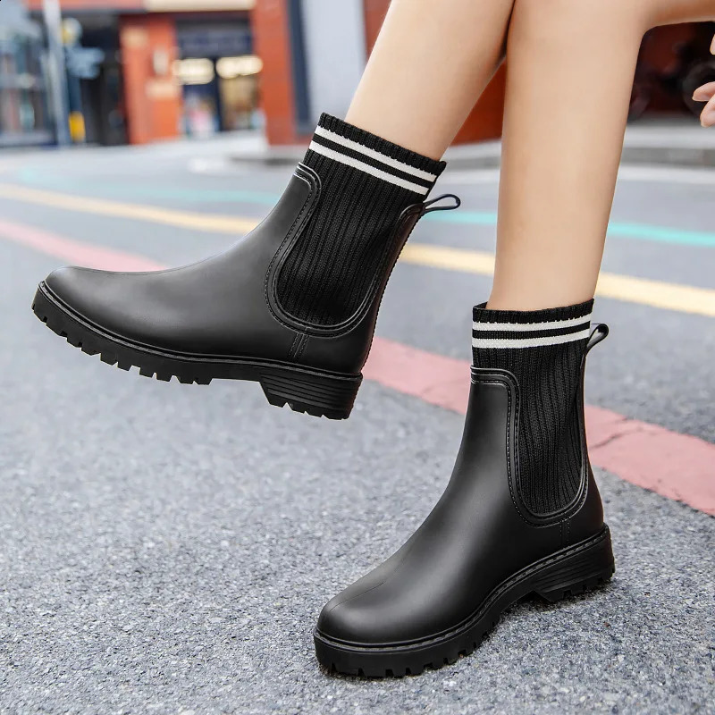 Womens Waterproof Rain Boots Outdoor Mid Calf Boots Waterproof Wear-resistant Warm Shoes Thick-soled Womens Rubber Shoes 241226