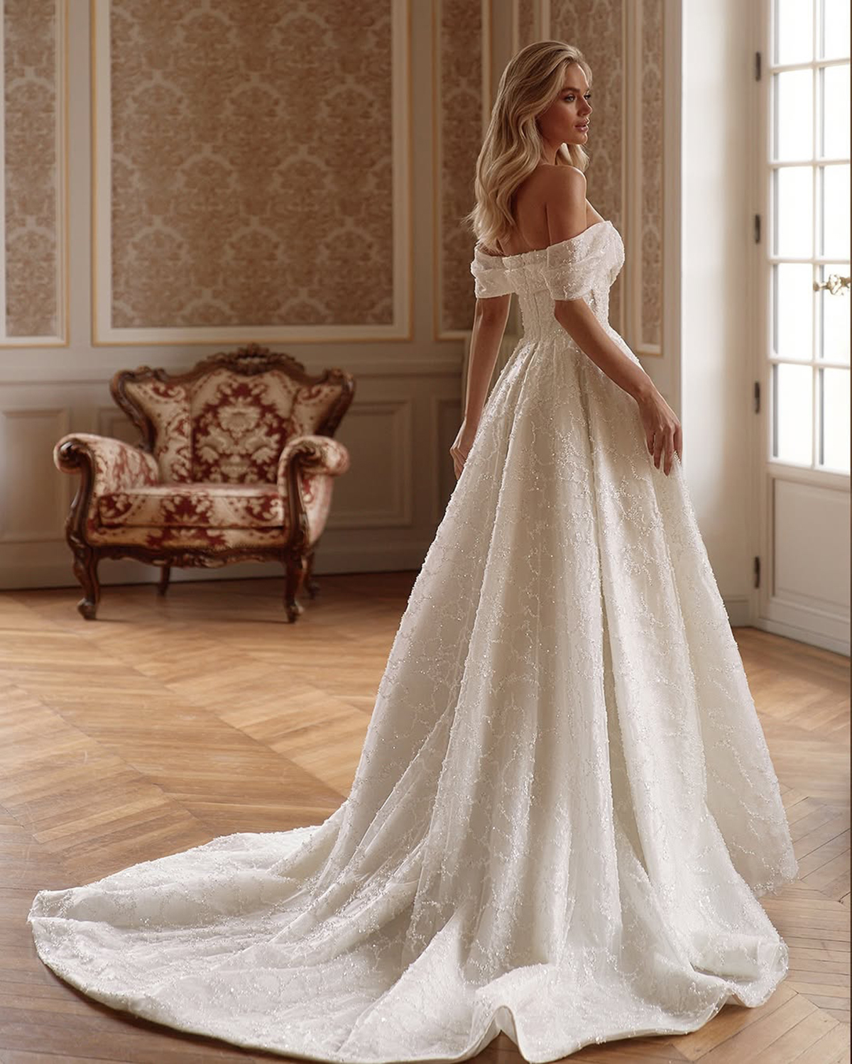 Elegant A-line Wedding Dresses Off Shoulder Long Sleeve Court Gown Custom Made Appliques Beading Sweep Train Plus Size Bridal Party Dresses Vestidos D