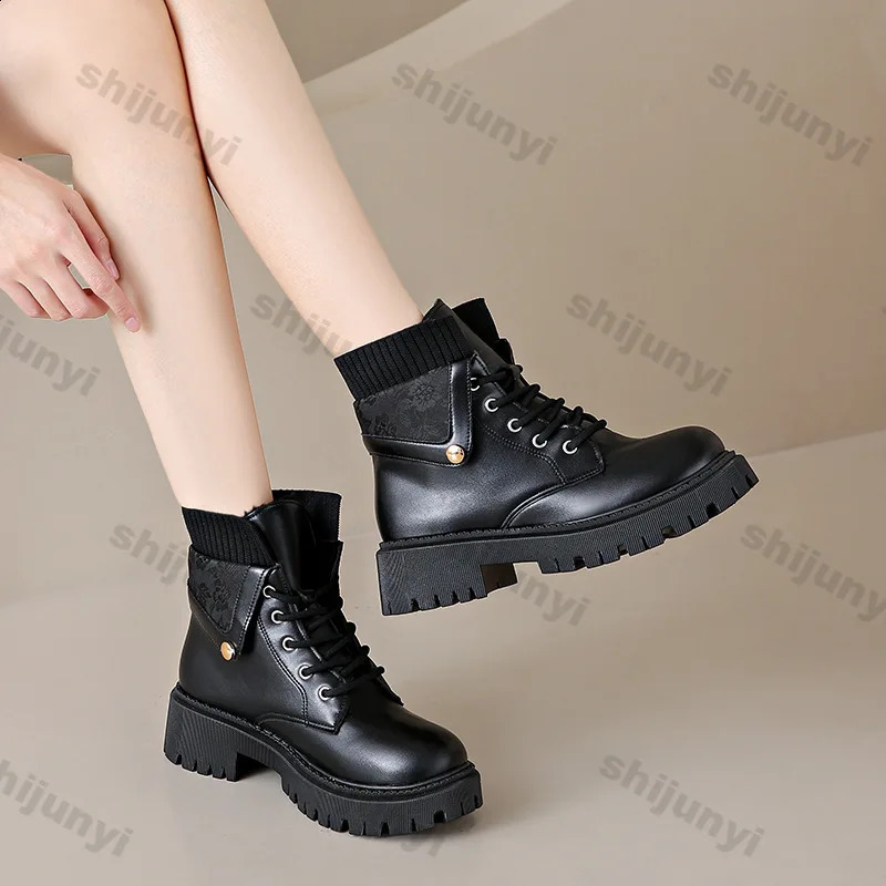 Womens Thick Soled Short Boots Autumn Winter British Style Chunky Heeled Combat Boots Woman Comfort Flat Lace-up Ankle Boot 241226