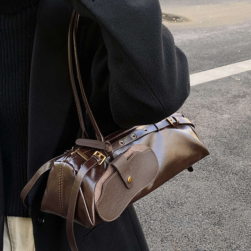 Autumn and winter British niche oil wax leather touch hand-held bag, fashionable commuting armpit single shoulder women's bag