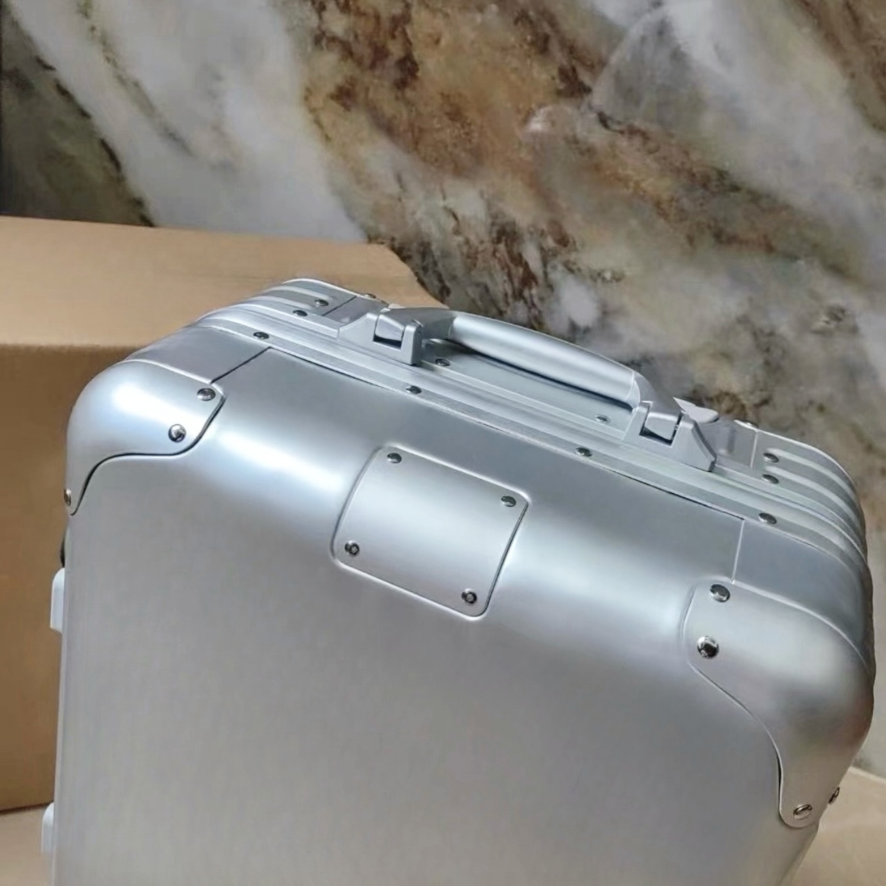 19A Luxury Suitcase Classic Luggage Cabin Check-in Multi-size in internationally certified Aluminum material whit Universal Wheel Designer Carry on