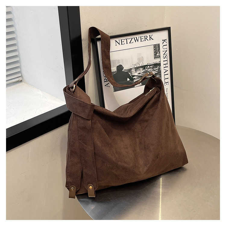 Windy suede solid color design for commuting, large capacity, simple temperament, women's single shoulder armpit bag 241231
