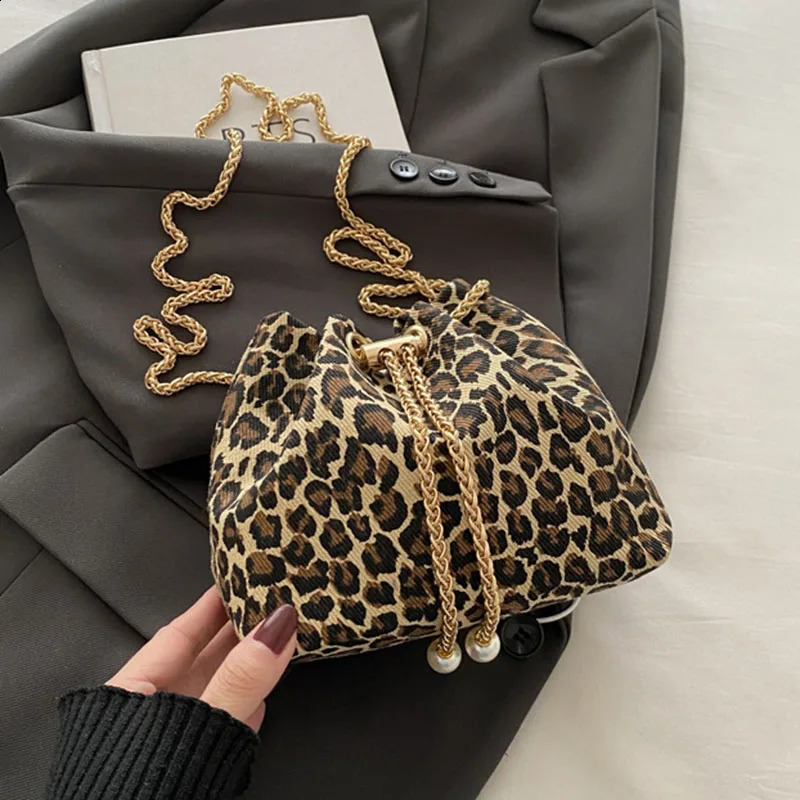 leisure high-end fashion large capacity single shoulder leopard chain cross body bag commuting bucket bag 241223