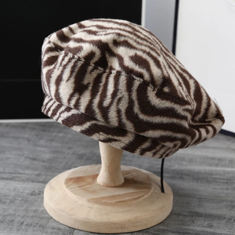 Korean Striped Beret Autumn Winter Plush Warm Berets Zebra Pattern Short Brim Caps Personalized Leopard Print Street Painter Hat 241226