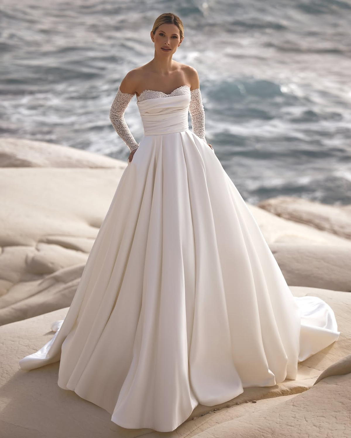 Gorgeous A-line Wedding Dresses Strapless Long Sleeve Court Gown Custom Made Sequins Sweep Train Plus Size Bridal Party Dresses Vestidos De Novia
