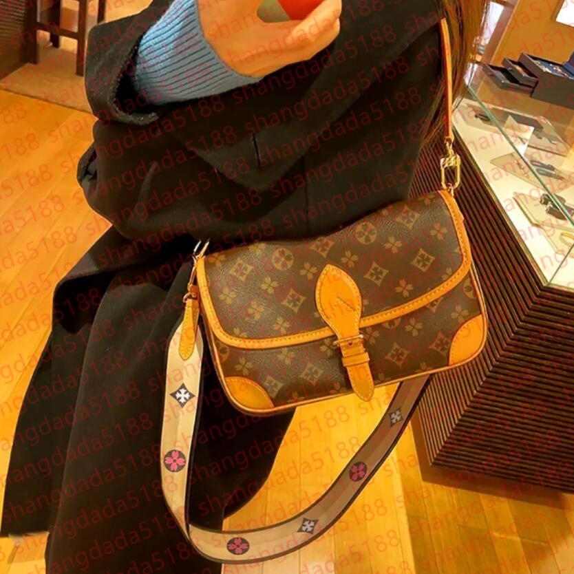 2025 designer bag Women Satchel Crossbody bags Diane Baguette Embossed Flower Handbag Shoulder Bags Composite Lady Clutch Tote Bag shopping Female Purse Wallet