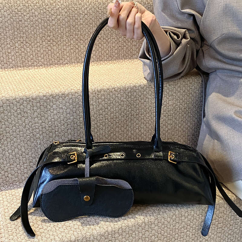 Autumn and winter British niche oil wax leather touch hand-held bag, fashionable commuting armpit single shoulder women's bag