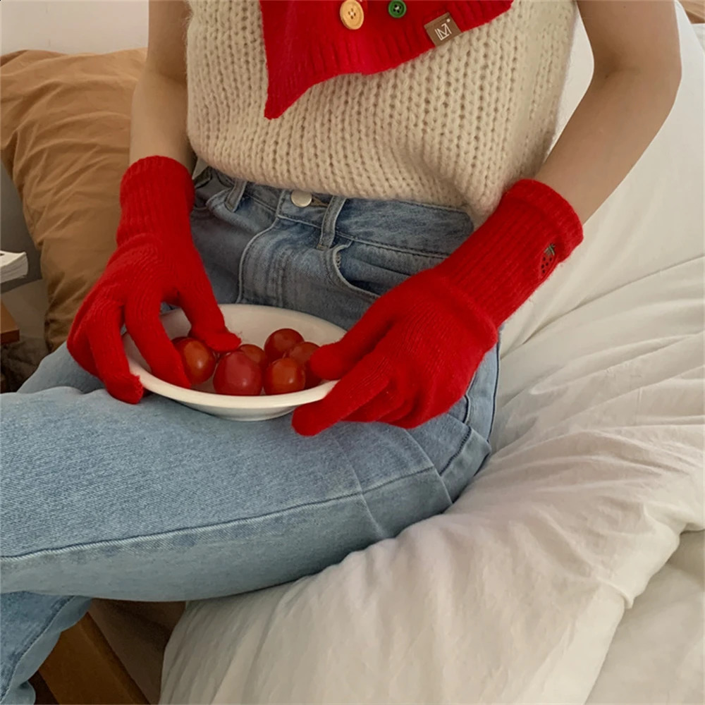 Cute Embroidery Knitted Gloves Womens Strawberry Cotton Glove Long Winter Warm Split Finger Gloves Touchable Five Finger Gloves 241226