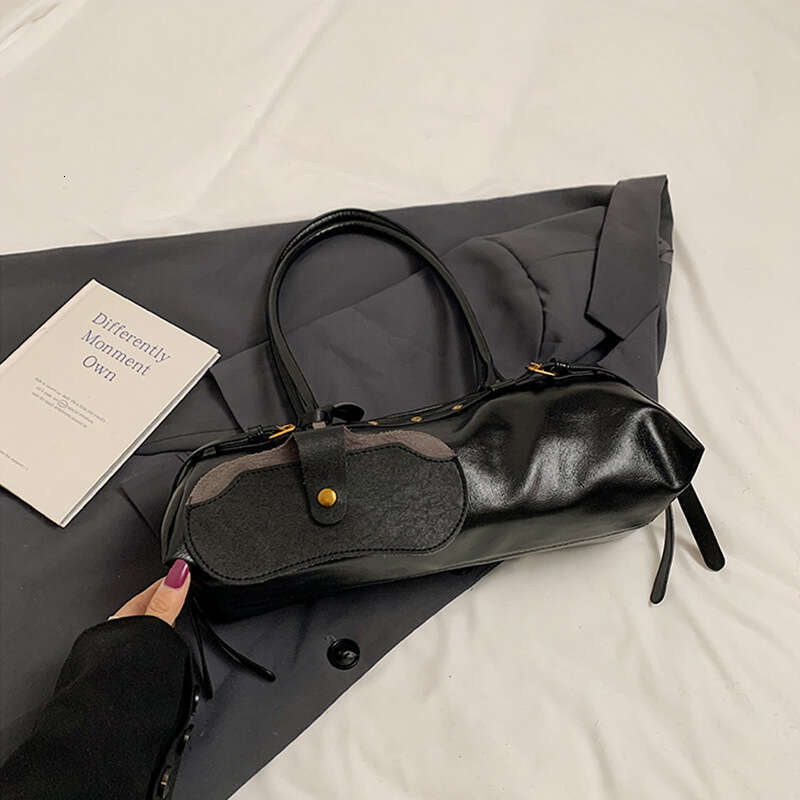 Autumn and winter British niche oil wax leather touch hand-held bag, fashionable commuting armpit single shoulder women's bag