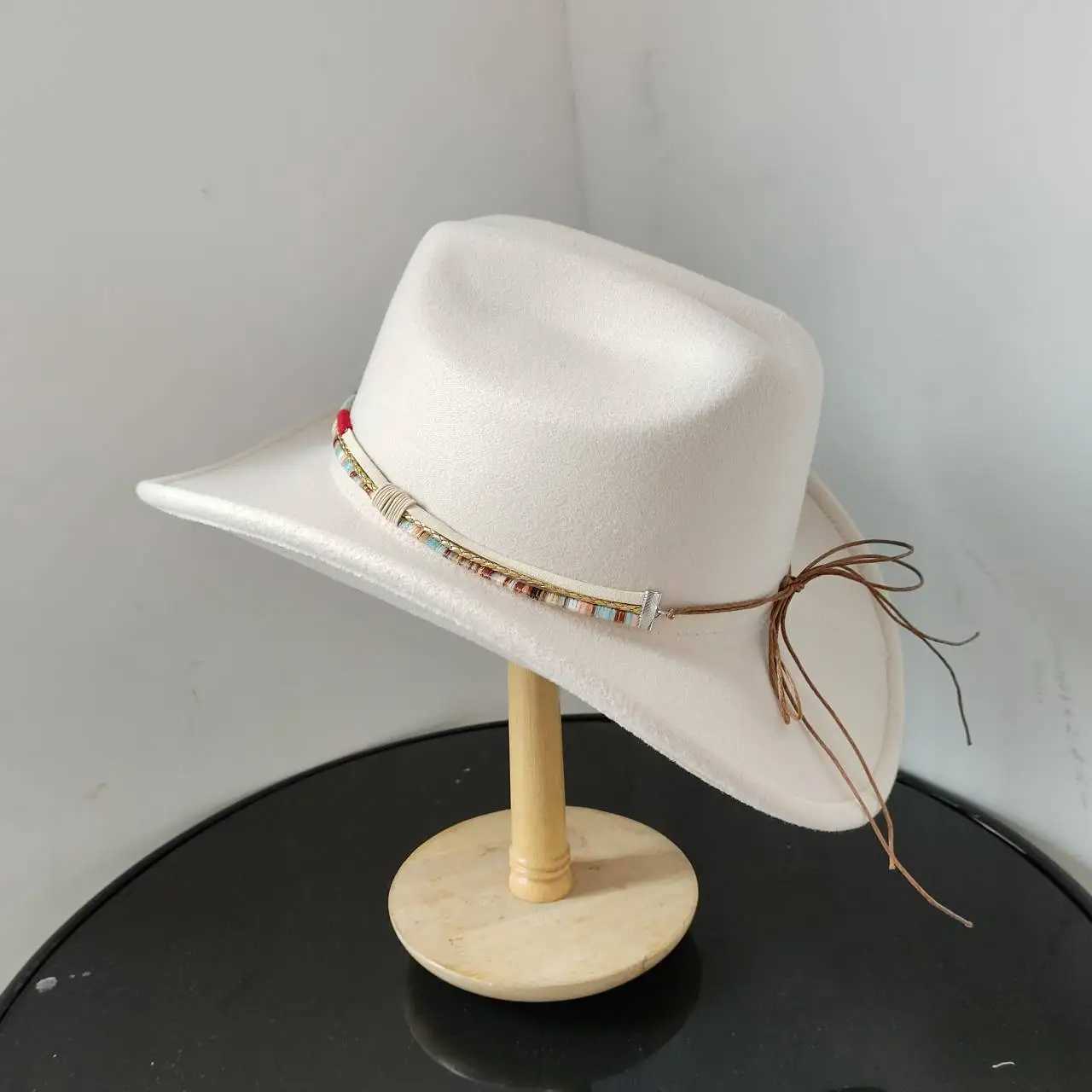 2023 New White Western Mens and Womens Cowboy Hat Jazz Cowboy Hat Colorful Strap Academy Panama Sombrero Hombre Hat W241225