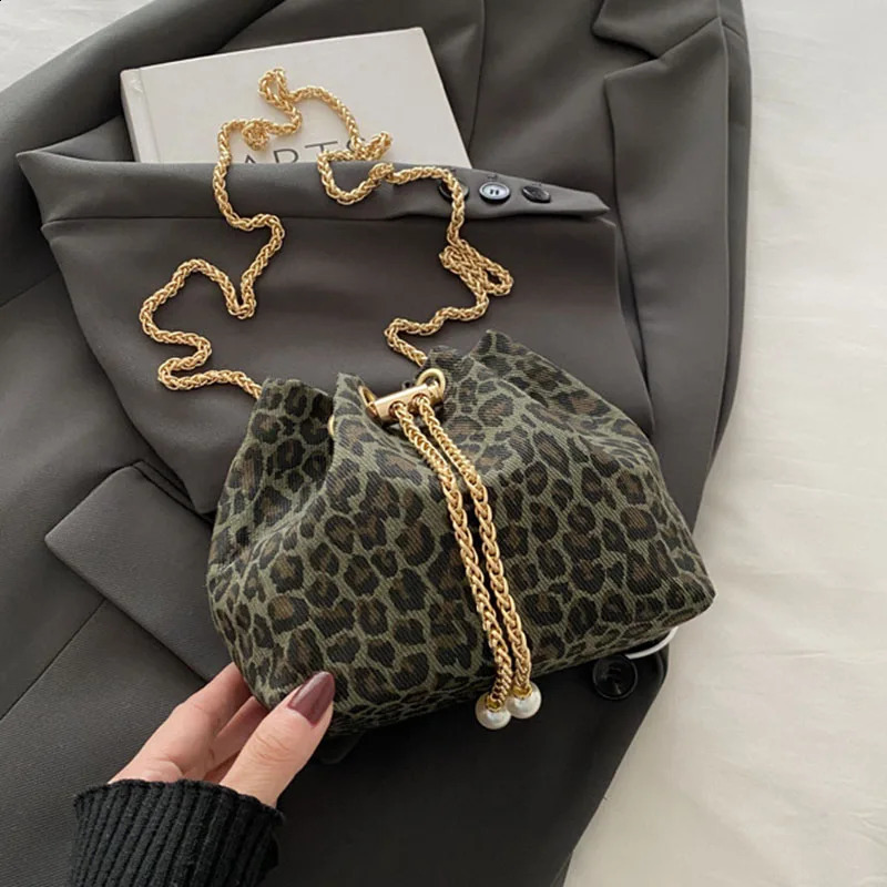leisure high-end fashion large capacity single shoulder leopard chain cross body bag commuting bucket bag 241223