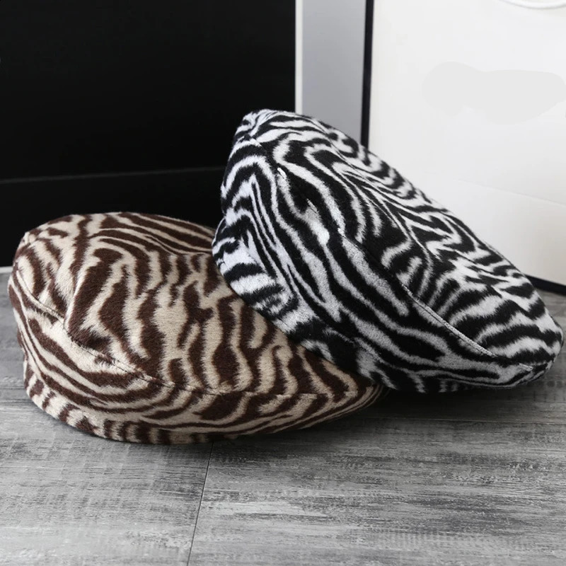 Korean Striped Beret Autumn Winter Plush Warm Berets Zebra Pattern Short Brim Caps Personalized Leopard Print Street Painter Hat 241226