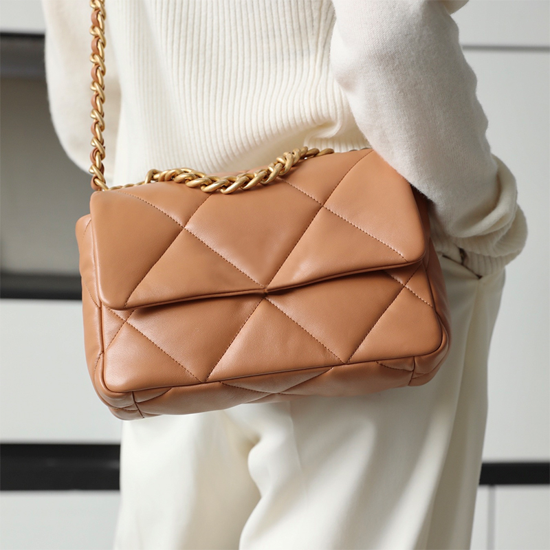 Chic Women's Luxury Shoulder Handbag with Chain Strap - Premium Lambskin Leather Crossbody Accessory (26cm) C014