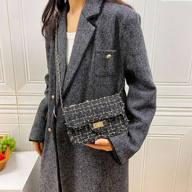 Commuting Fashion Internet Celebrity Chain Shoulder Crossbody Bag, Early Winter New Style, Versatile Lock Buckle, Korean Version Small Square Bag