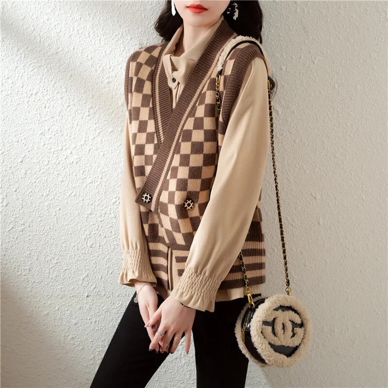 3910 Autumn Vintage Plaid Knitted Vest Coat Women Sleeveless Pullover Buttons Irregular Waistcoat Female Outerwear 241220