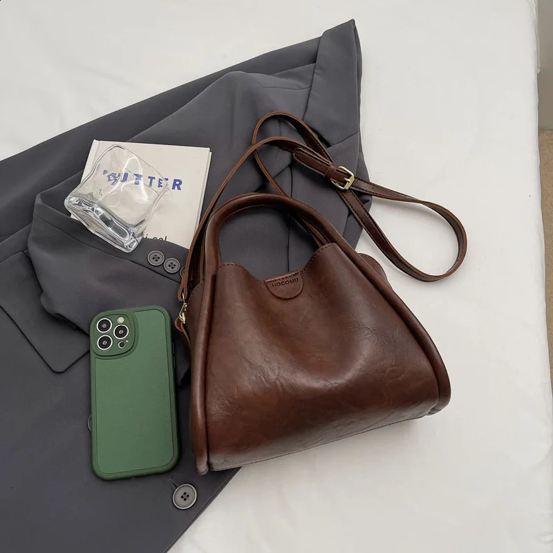 Womens shoulder bag solid color synthetic leather handbag fashionable casual cross body bag 241223