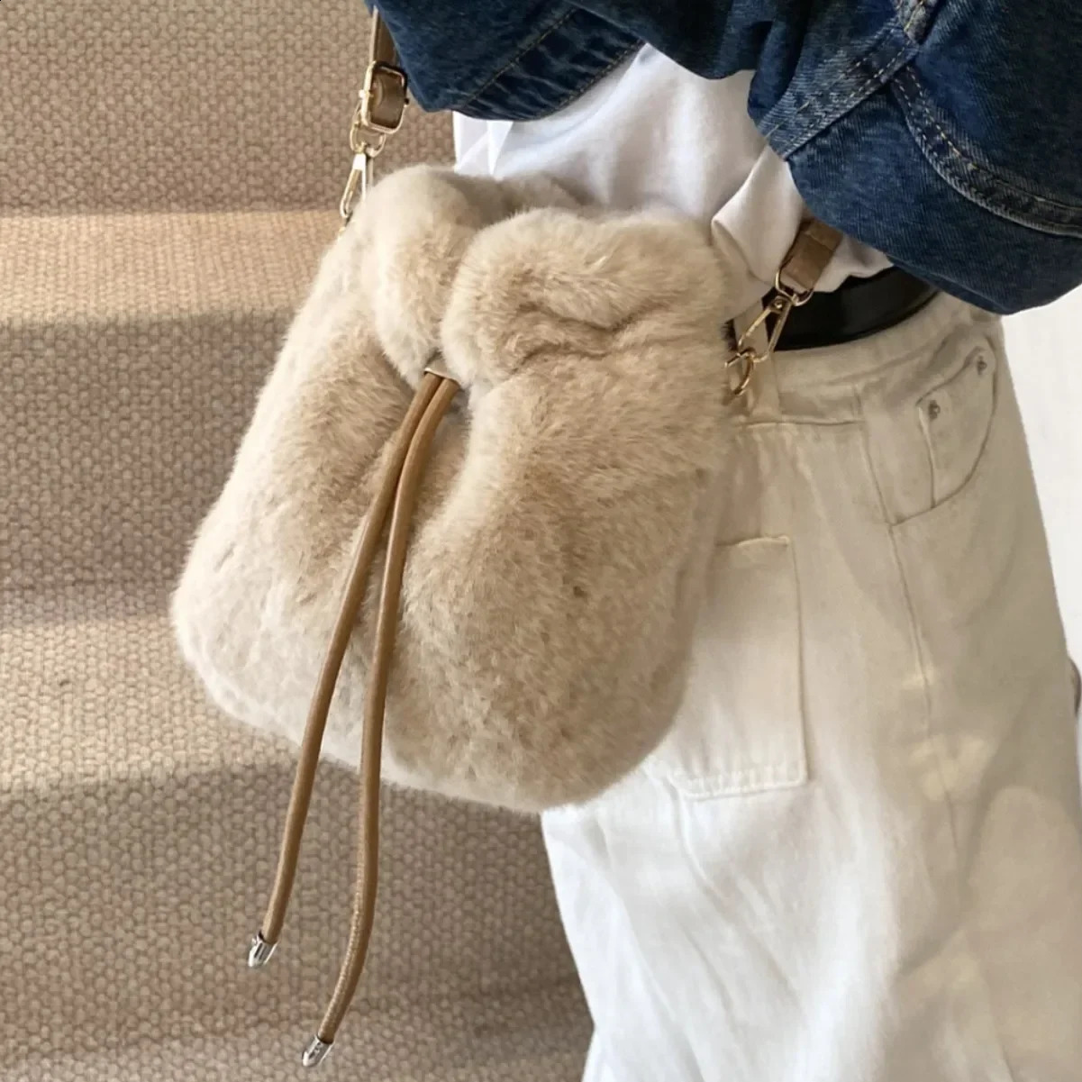 Plush shoulder bag womens winter simple bucket bag external Versatile Messenger phone bag 241223