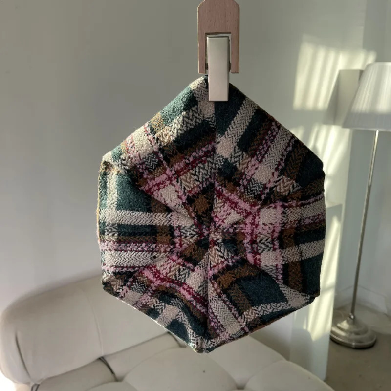 INS Christmas Green Woolen Plaid Berets Caps for Women Winter Warm Octagonal Hat Street Shooting Wild Painter Hats 241226