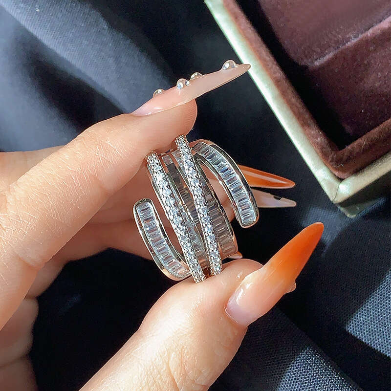 Luxurious atmospheric ring, geometric lines full of diamonds zircon rings, high-end accessories for women's cocktail and parties