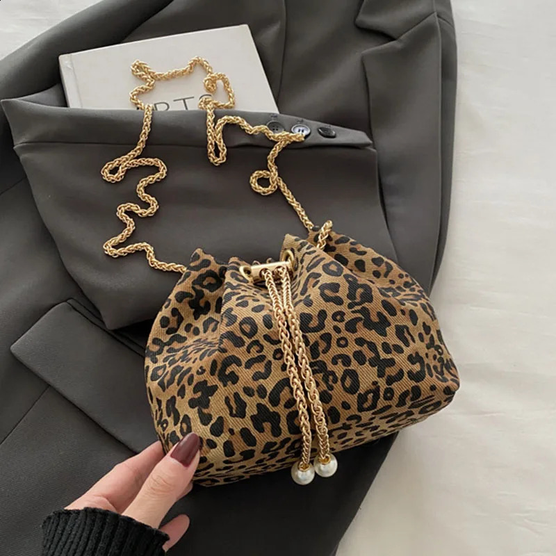 leisure high-end fashion large capacity single shoulder leopard chain cross body bag commuting bucket bag 241223