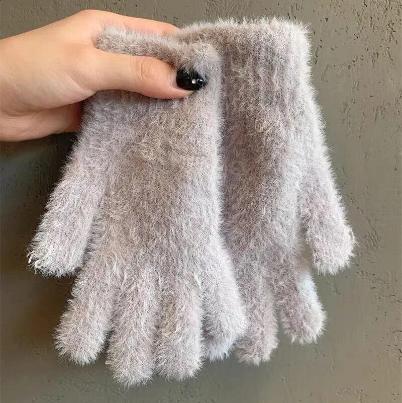 Mink Velvet Gloves Women Winter Warm Plush Five Finger Gloves Outdoors Solid Color Glove Cute Fur Fluffy Wrist Warmer Mittens 241226