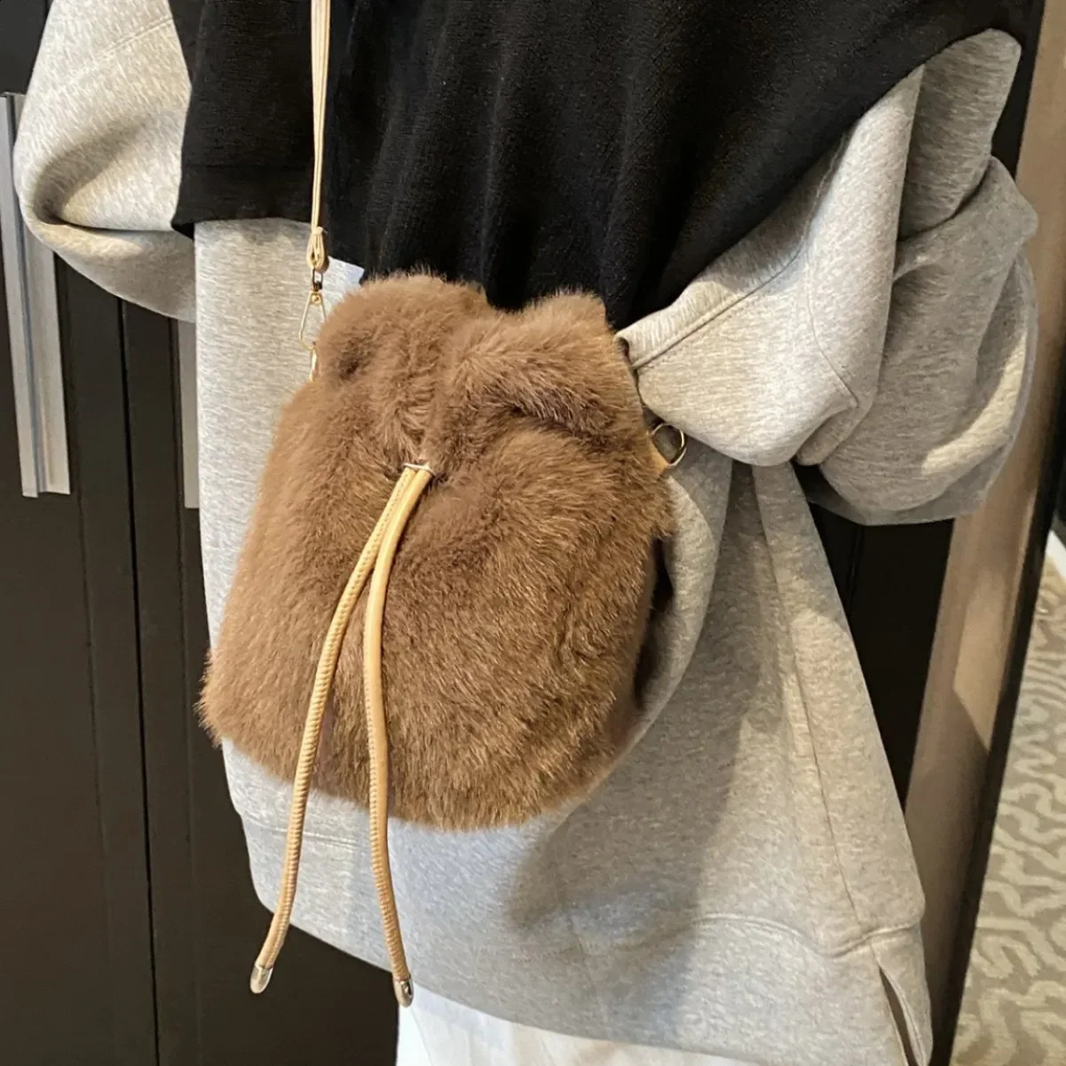 Plush shoulder bag womens winter simple bucket bag external Versatile Messenger phone bag 241223
