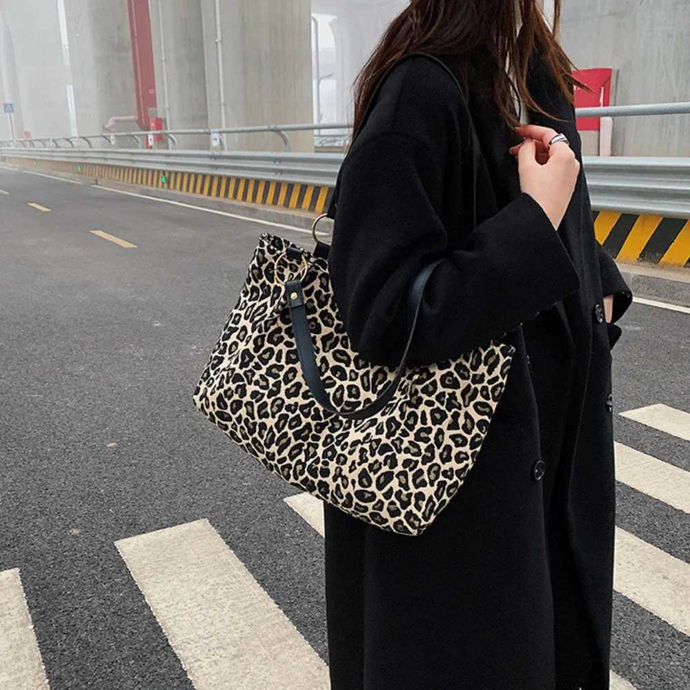 New Fi Tote Bags Shopping and Travel Canvas Bags New Women Popular Handbags Large Capacity Leopard Shoulder Bags XJ241225