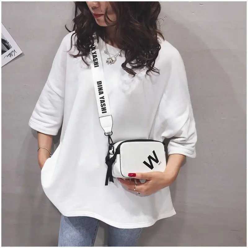 New Fiable Letter Small Square Bag Versatile Commuter Shoulder Bag Wern Style Crossbody BagXJ241225